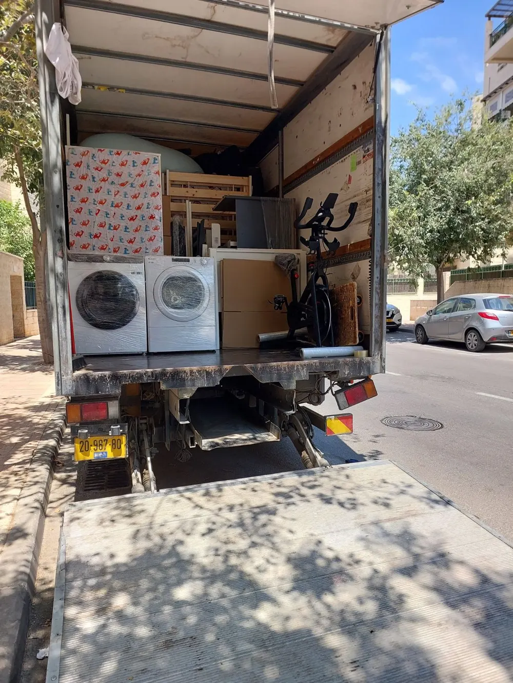 מכונת כביסה ומייבש עטופים בתוך משאית